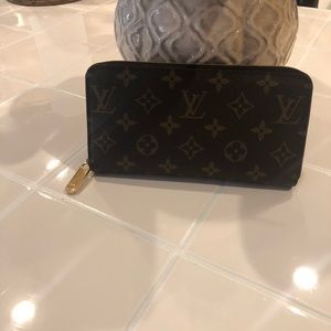 Louis Vuitton zippy wallet